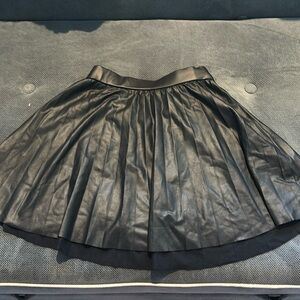 Adorable black skirt for young girls! 🩰